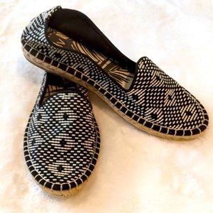 🔥NWOT DW SLIP ON BOHO TRIBAL INDIAN  BLACK CREAM CANVAS TOM LIKE SHOES 8.5